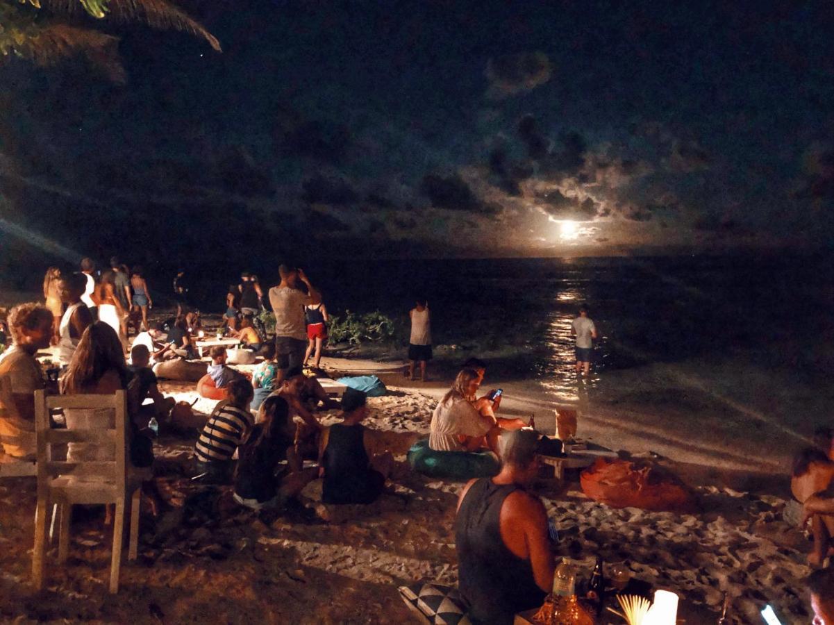 White Banana Beach Club General Luna  Esterno foto